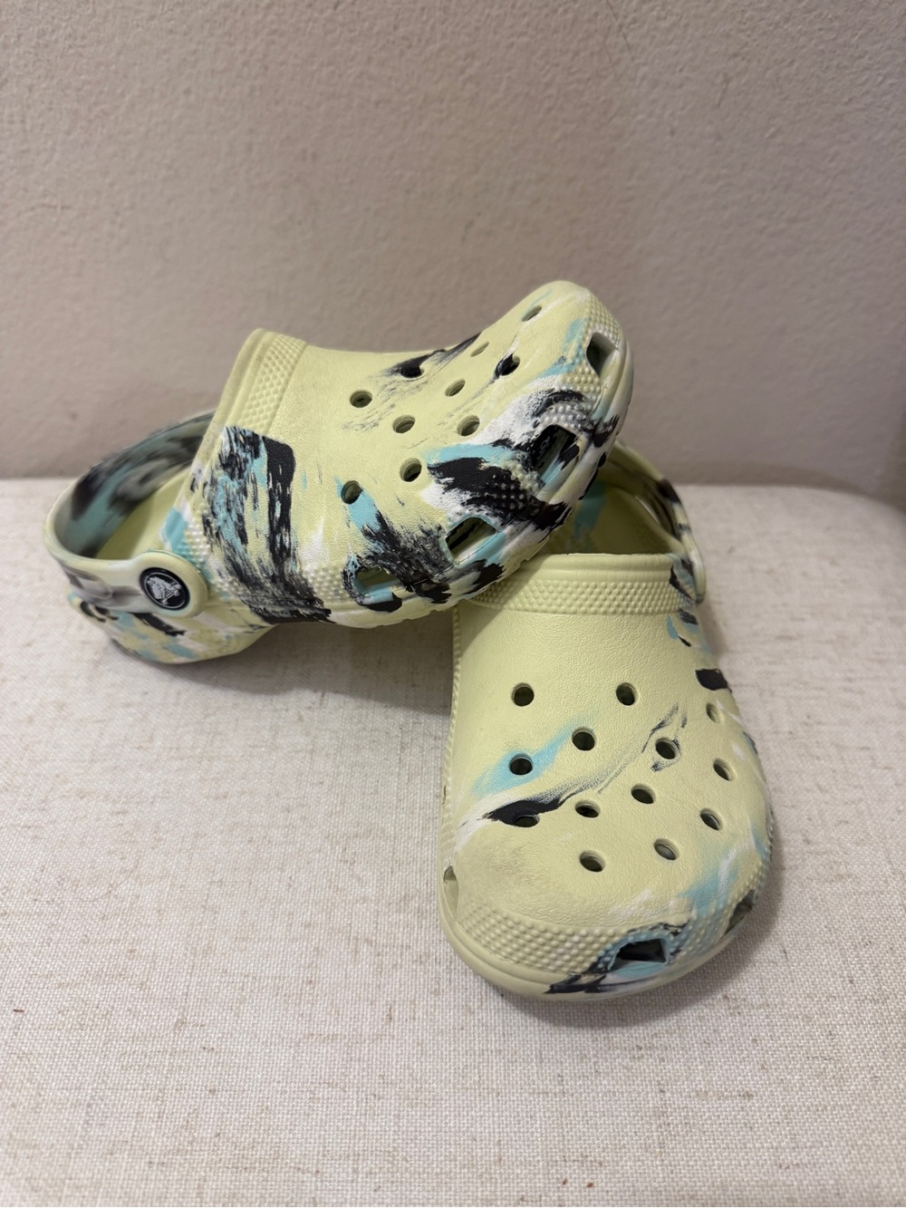 Marble crocs J1
